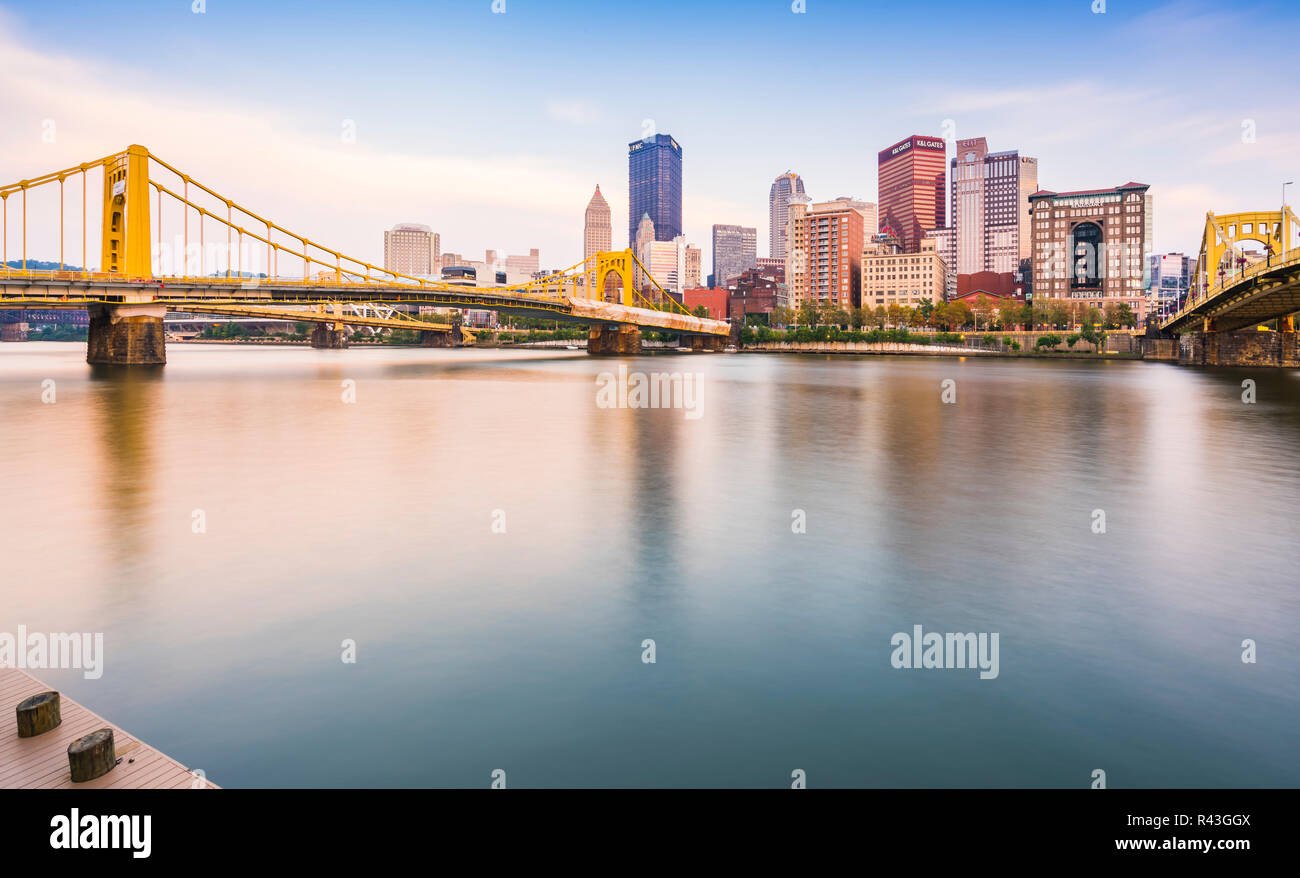 Pittsburgh, Pennsylvania, USA: 8-21-17. Pittsburgh Skyline bei Sonnenuntergang mit Spiegelbild im Wasser. Stockfoto