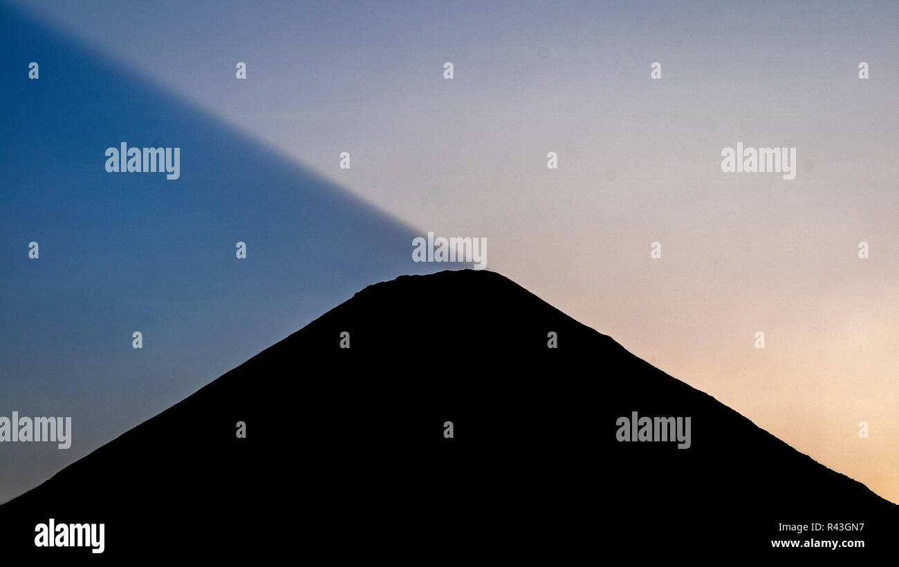 Die Sonne hinter dem Volcan Konzeption auf der Insel Ometepe. Die Vulcano ist als besonders schön durch seine symmetrische Form betrachtet. Stockfoto