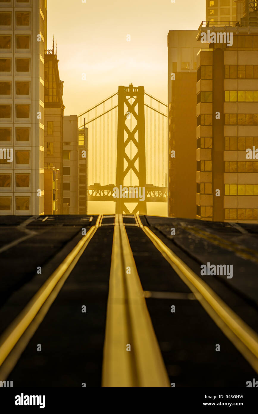 Bay Bridge scheint von der Innenstadt von San Francisco, USA. Stockfoto