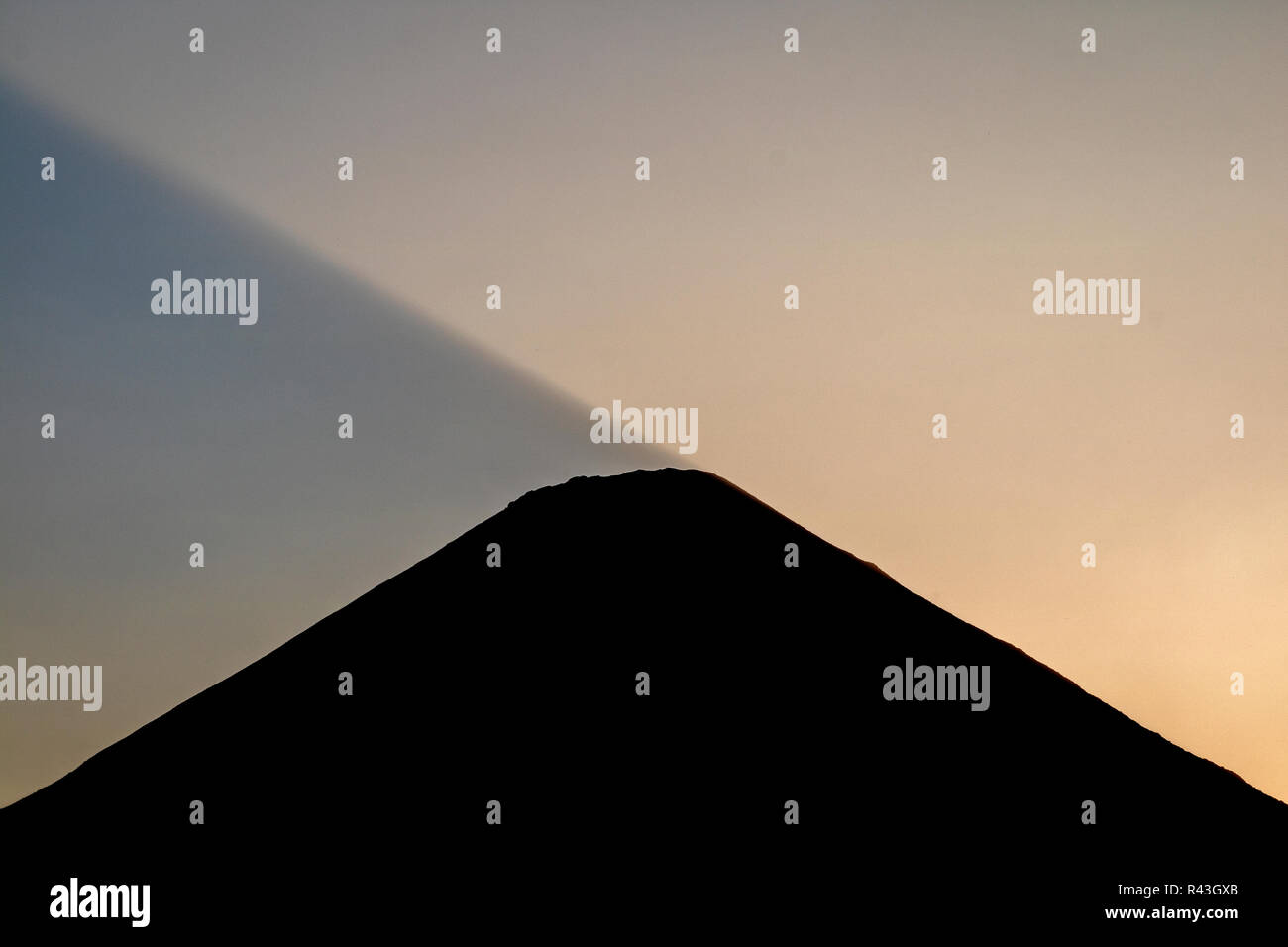 Die Sonne hinter dem Volcan Konzeption auf der Insel Ometepe. Die Vulcano ist als besonders schön durch seine symmetrische Form betrachtet. Stockfoto