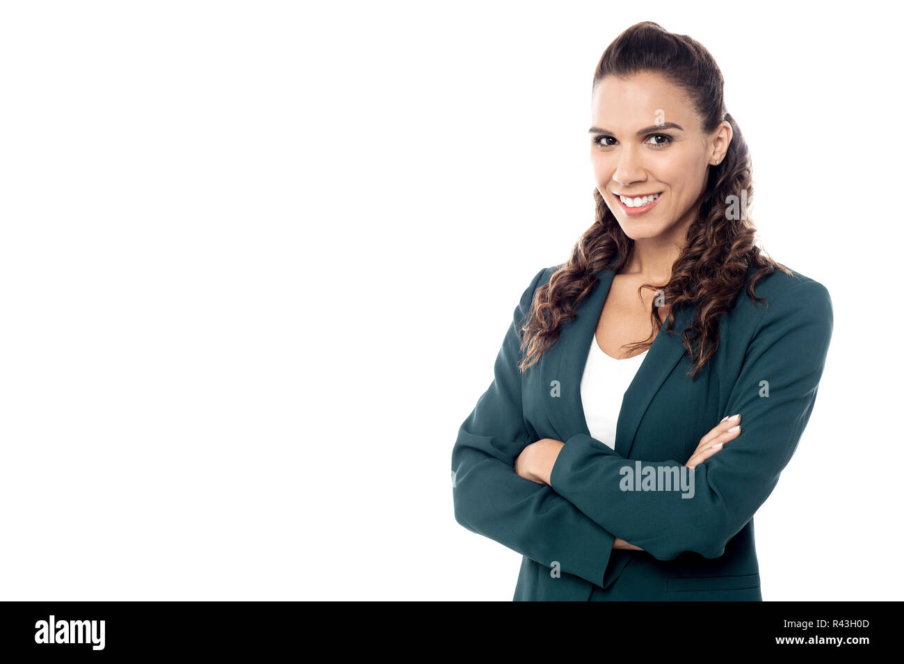 Zuversichtlich, Business-Frau mit verschränkten Armen Stockfoto