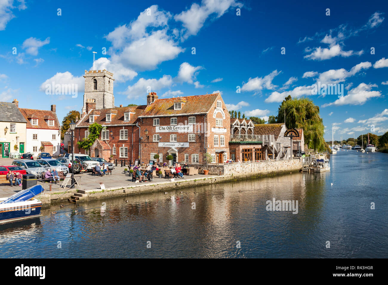 WAREHAM, DORSET ENGLAND-Sept 23 2018: Der Fluss Frome in Wareham Dorset eine beliebte Touristenattraktion. Stockfoto