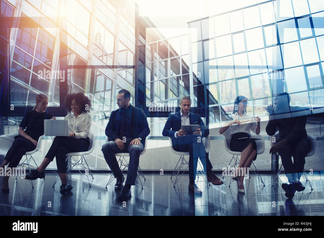 Geschäftsleute auf Internet Netzwerk mit Notebook und Tablet-PC angeschlossen. Konzept der Startup Unternehmen. Double Exposure Stockfoto