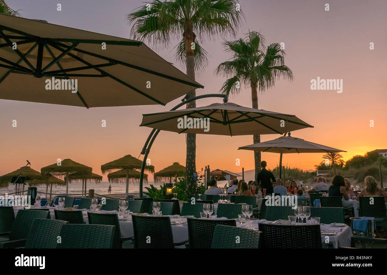 Außerhalb speisen bei Sonnenuntergang am Strand in Marbella, Spanien. Stockfoto