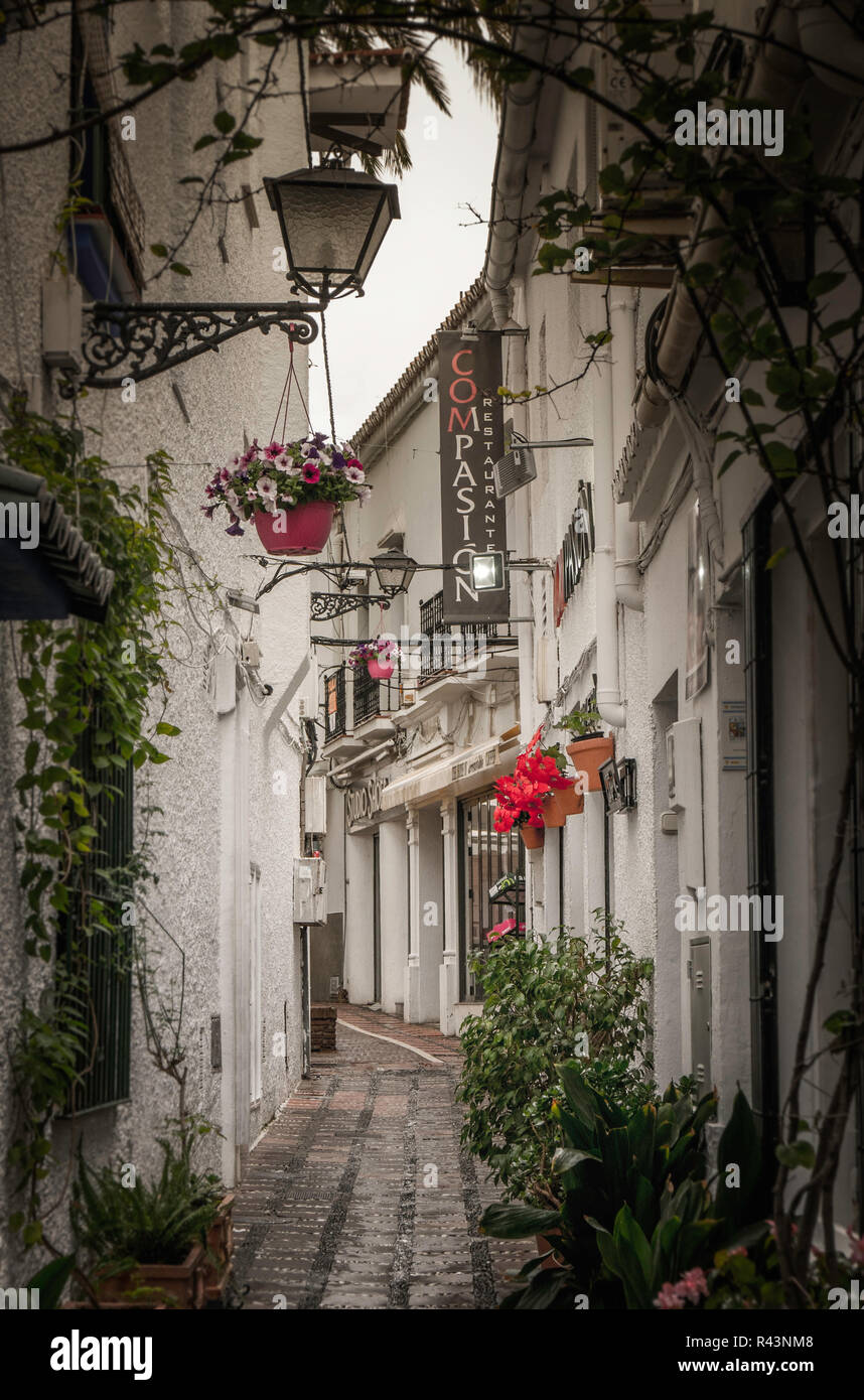 Eine recht schmale Gasse in der Altstadt von Marbella, Marbella, Spanien. Stockfoto