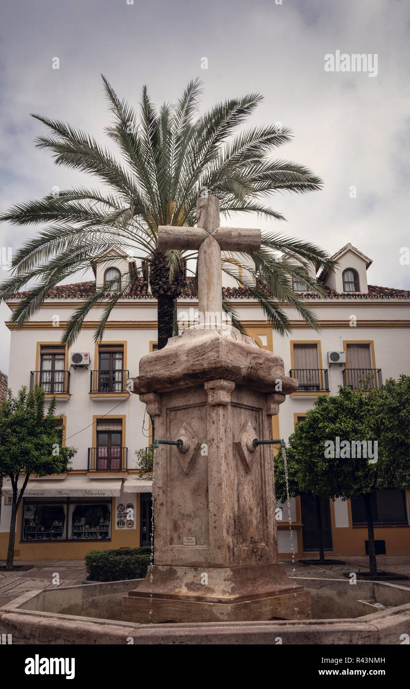 Das Kreuz Brunnen an der Plaza de los Naranjos Square in die Altstadt von Marbella, Spanien. Stockfoto