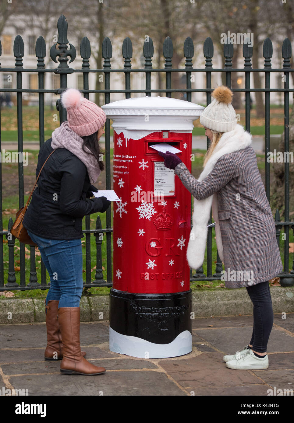 Auf 0001 ein Embargo verhängt Montag, 26. November Gabriella Bowen (links) und Jasmin Prichard Post Karten zu einem der ersten "singende Briefkästen der Royal Mail', in Greenwich, London, in der Sie bei einer Auswahl von drei Weihnachten mit Songs zum Thema, wenn ein Brief oder eine Karte gebucht wird. Stockfoto