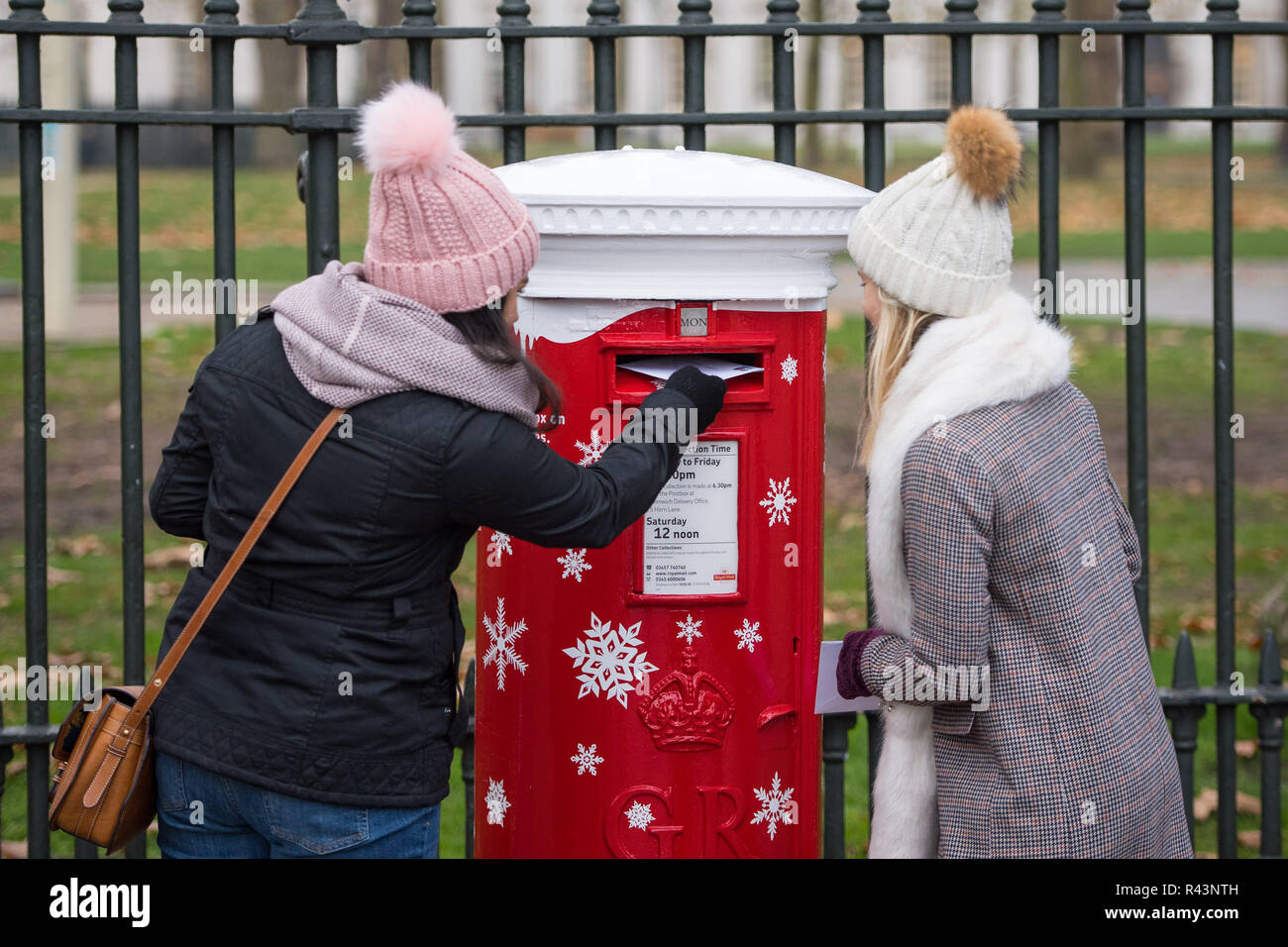 Auf 0001 ein Embargo verhängt Montag, 26. November Gabriella Bowen (links) und Jasmin Prichard Post Karten zu einem der ersten "singende Briefkästen der Royal Mail', in Greenwich, London, in der Sie bei einer Auswahl von drei Weihnachten mit Songs zum Thema, wenn ein Brief oder eine Karte gebucht wird. Stockfoto