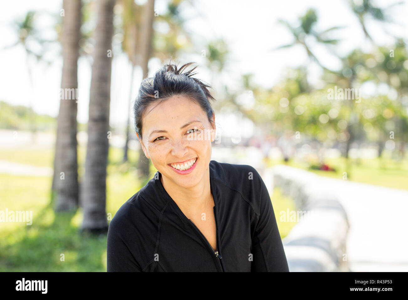 Portrait von einer Frau, die zu Fuß außerhalb am Strand. Stockfoto