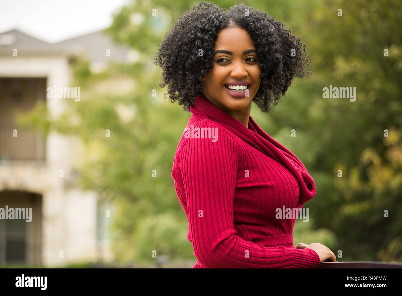 Schöne zuversichtlich Afrikanische amerikanische Frau außerhalb Lächelnd Stockfoto