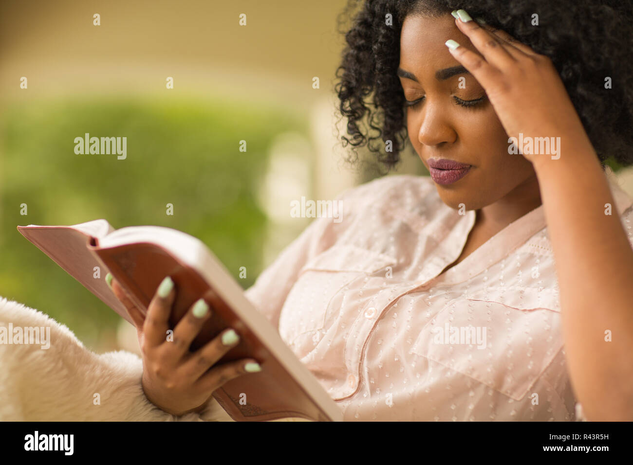 Afrikanische amerikanische Frau studing und das Lesen der Bibel. Stockfoto