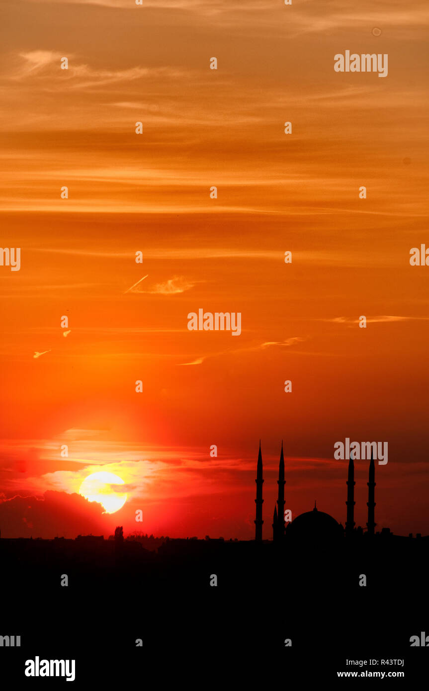 Ein schöner Sonnenuntergang mit vier Beinen Minarett Moschee Stockfoto