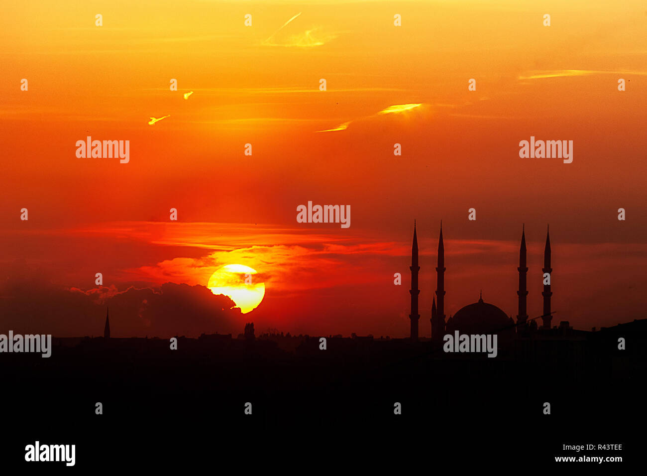 Ein schöner Sonnenuntergang mit vier Beinen Minarett Moschee Stockfoto