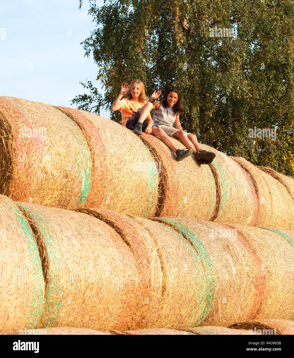 Zwei Jungen Spaß mit Heuballen im Sommer. Stockfoto