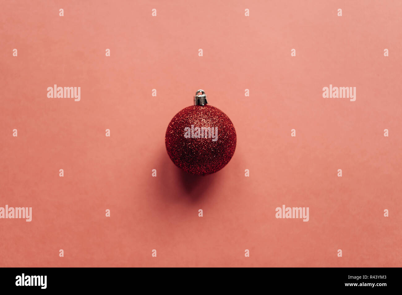 Red christmas Ball auf einem roten Hintergrund. Weihnachten oder Neujahr Konzept. Minimalismus Stockfoto