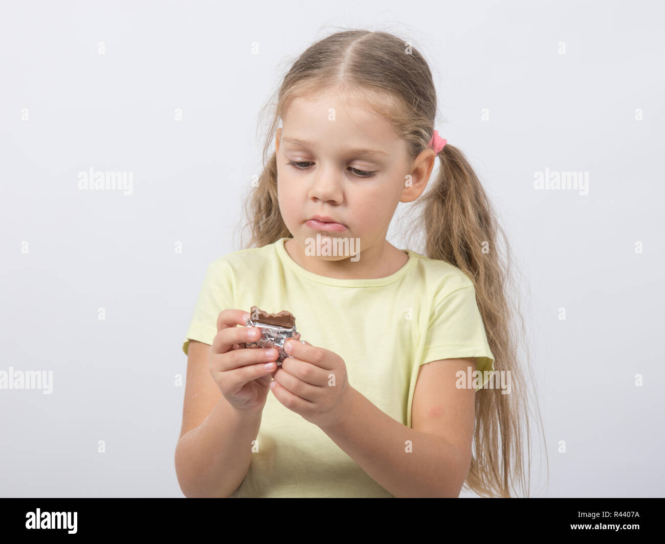 Vierjährige Mädchen isst Schokolade naschen Stockfoto