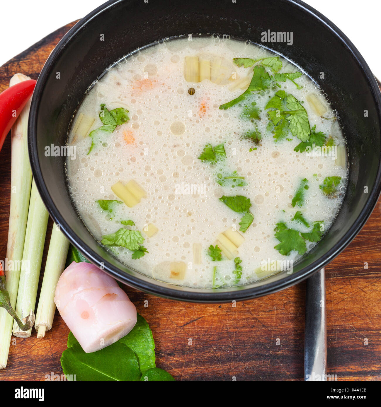 Blick von oben auf die thailändische Suppe Tom Yam und Zutaten Stockfoto