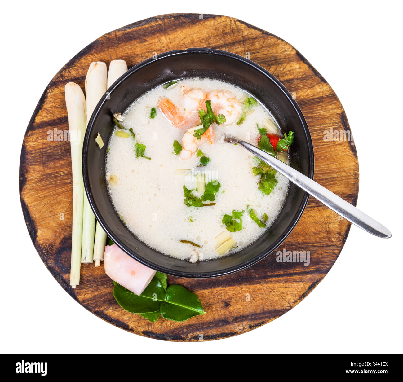 Blick von oben auf die thailändische Suppe Tom Yam in der Schüssel an Bord Stockfoto