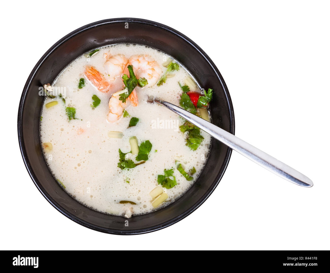 Blick von oben auf die sauer-scharfe Suppe Tom Yam in der Schüssel Stockfoto