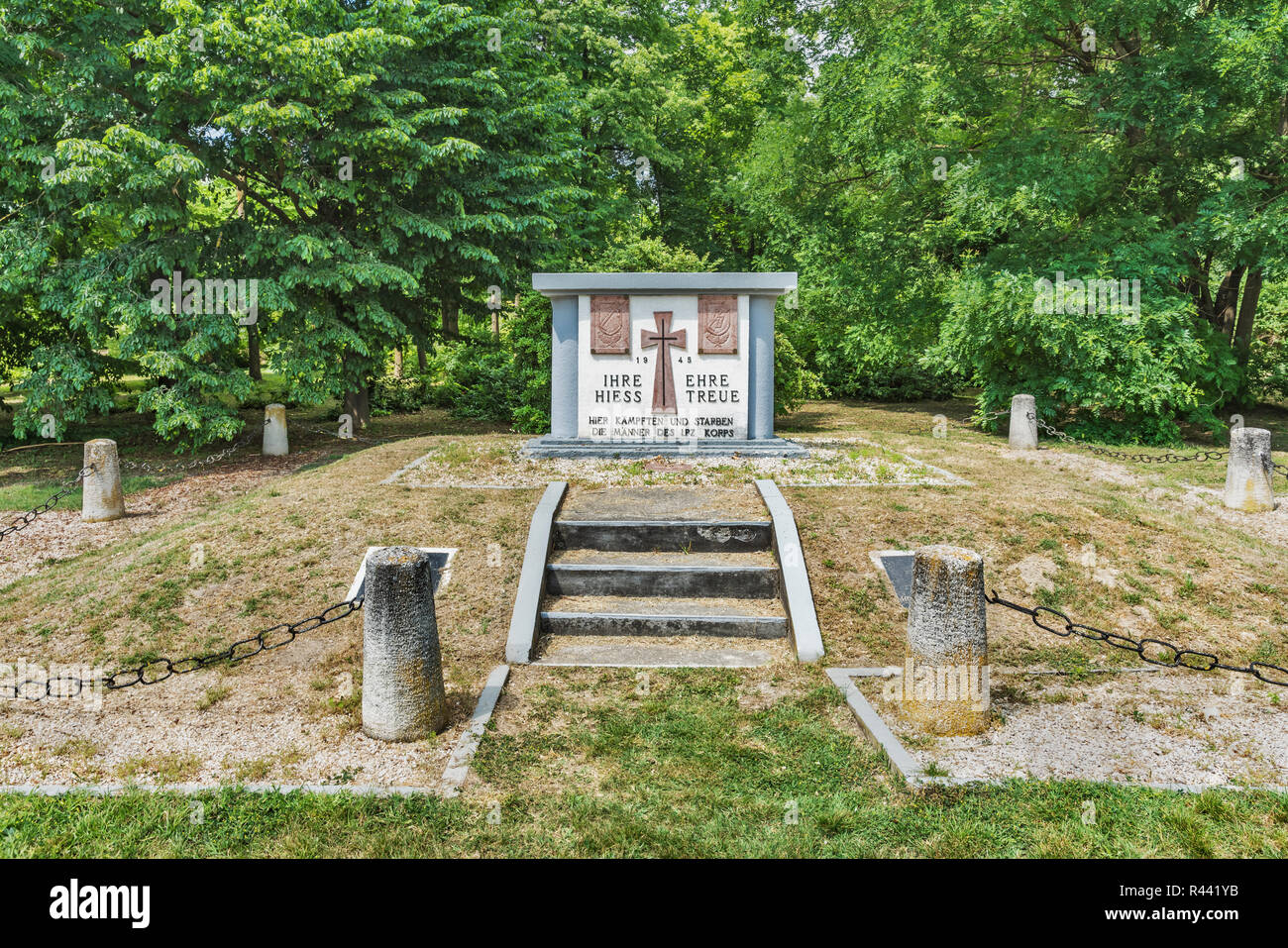 Die Waffen-SS-Denkmal ist im Park des Palais Festetics in Deg, Enying, Fejer County, West Transdanubien, Ungarn, Europa Stockfoto