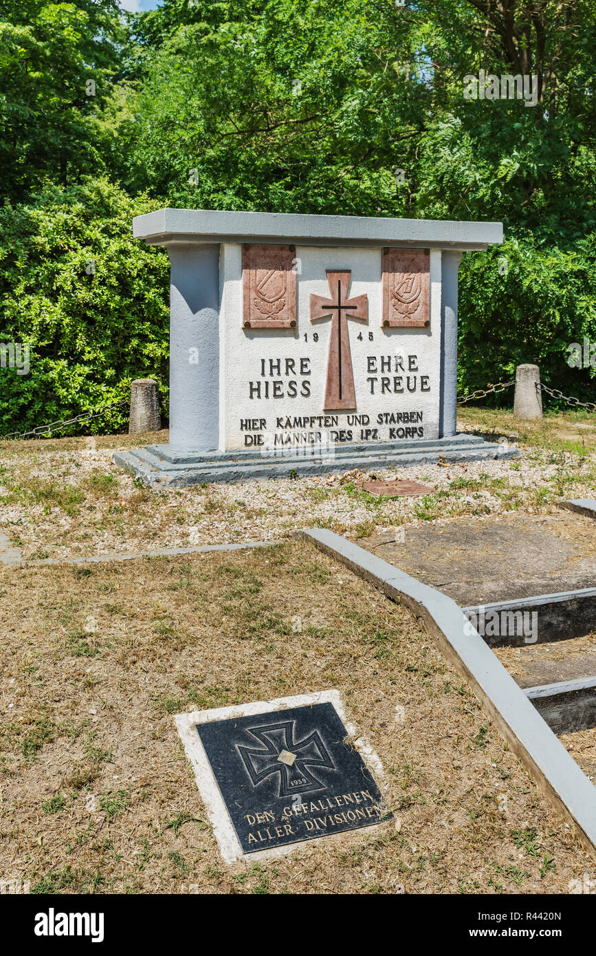 Die Waffen-SS-Denkmal ist im Park des Palais Festetics in Deg, Enying, Fejer County, West Transdanubien, Ungarn, Europa Stockfoto