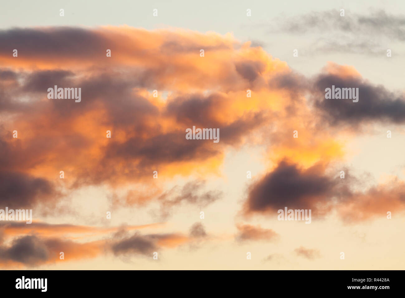 Große Wolken und Himmel Hintergrund. Ungewöhnliche Muster und Farben gelb orange Stockfoto