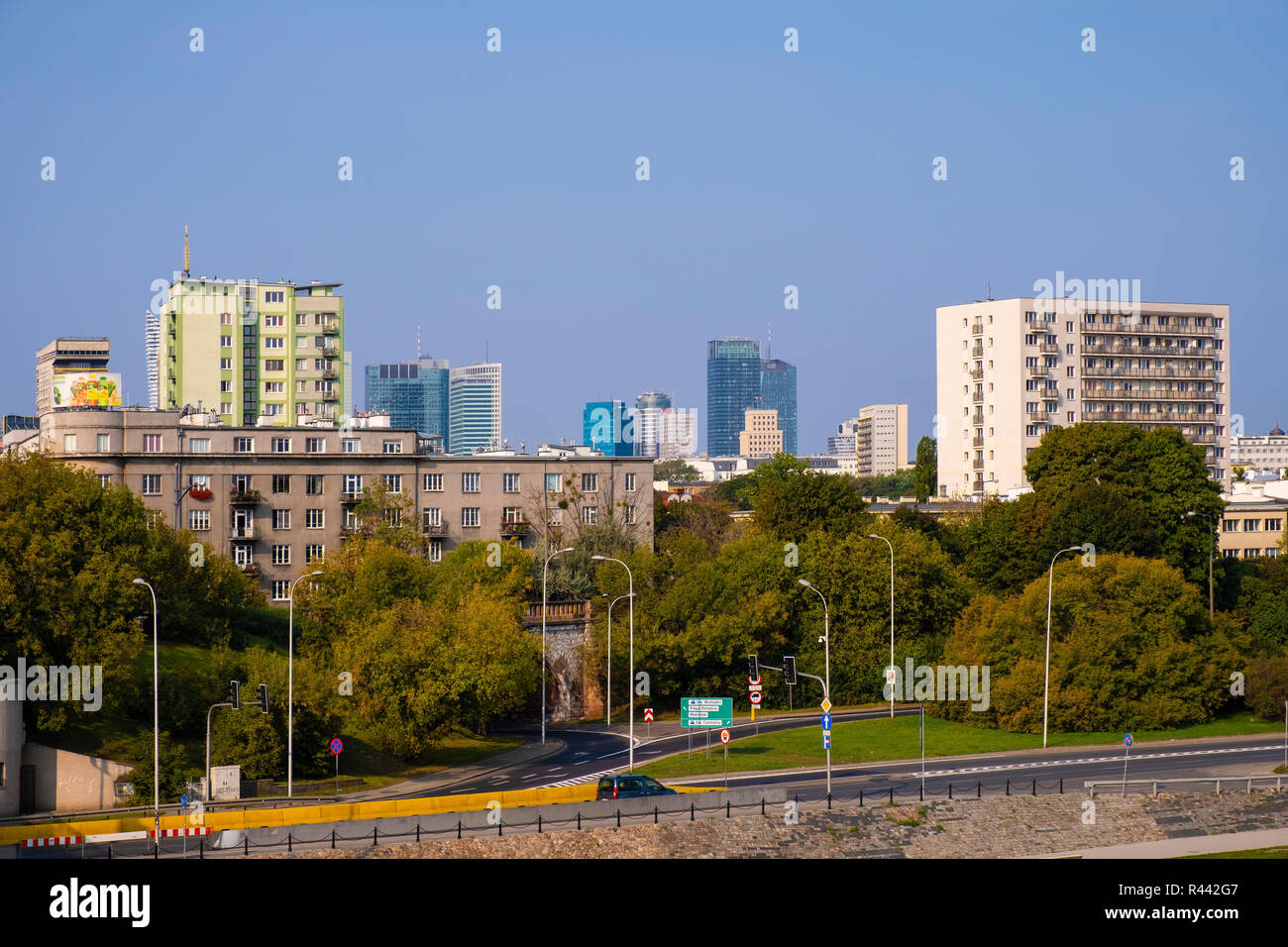 Warszawa, Masowien/Polen - 2018/09/02: Panoramablick über die Innenstadt von Warschau und Powisle Bezirk von der Weichsel Bank Stockfoto