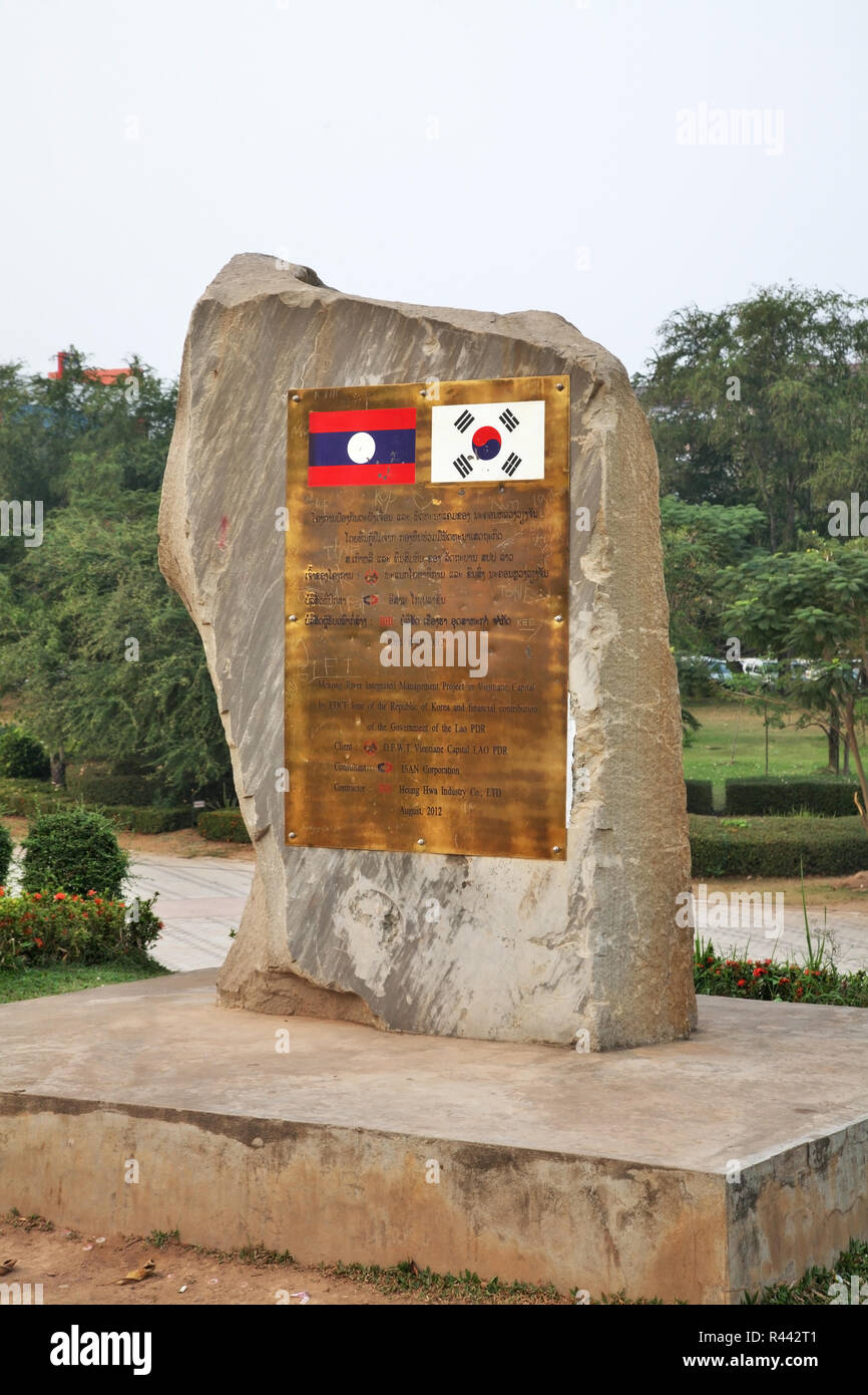 Gedenkstein zum Mekong River Integriertes Management Projekt, Darlehen in der Republik Korea und finanzielle Beitrag der Regierung von Laos dedizierten i Stockfoto