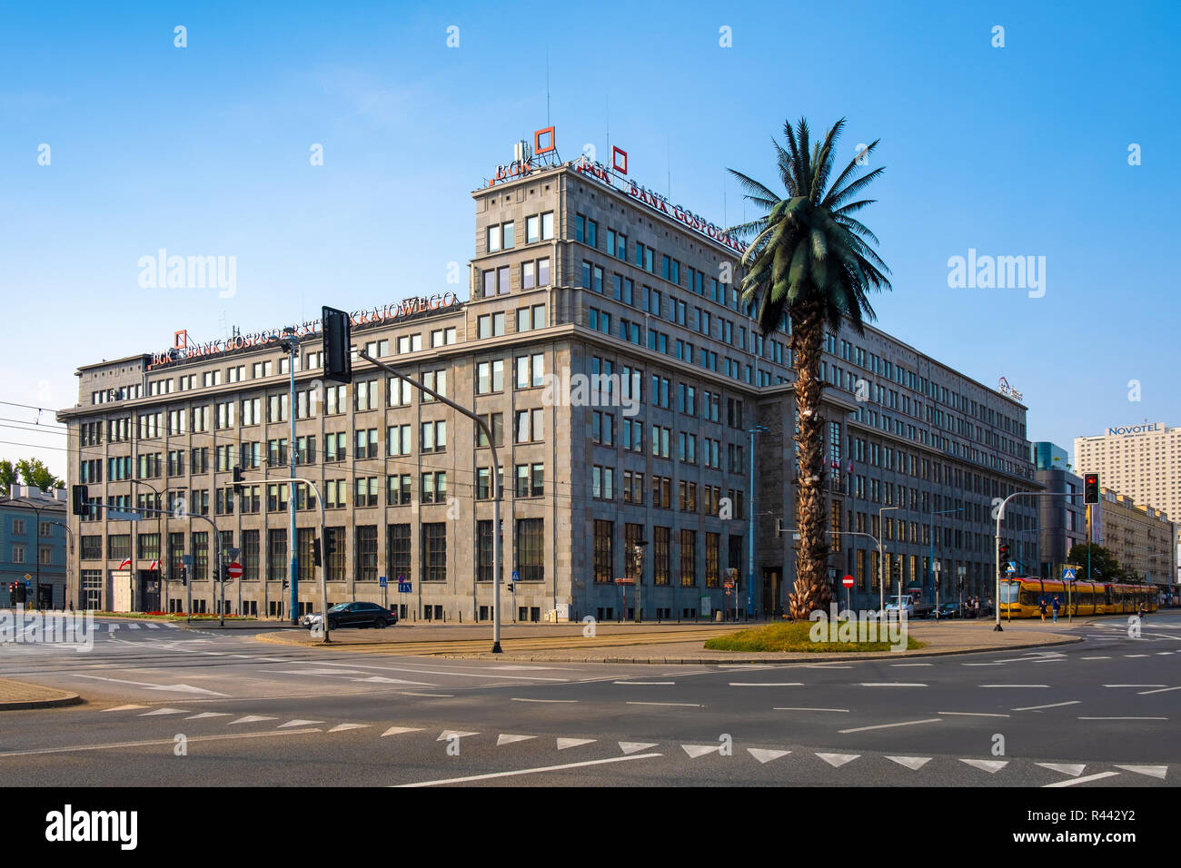 Warszawa, Masowien/Polen - 2018/09/02: Panoramablick auf die Warschauer Innenstadt mit historischen Bank Gospodarstwa Krajowego Bank Gebäude an der De Gaul Stockfoto