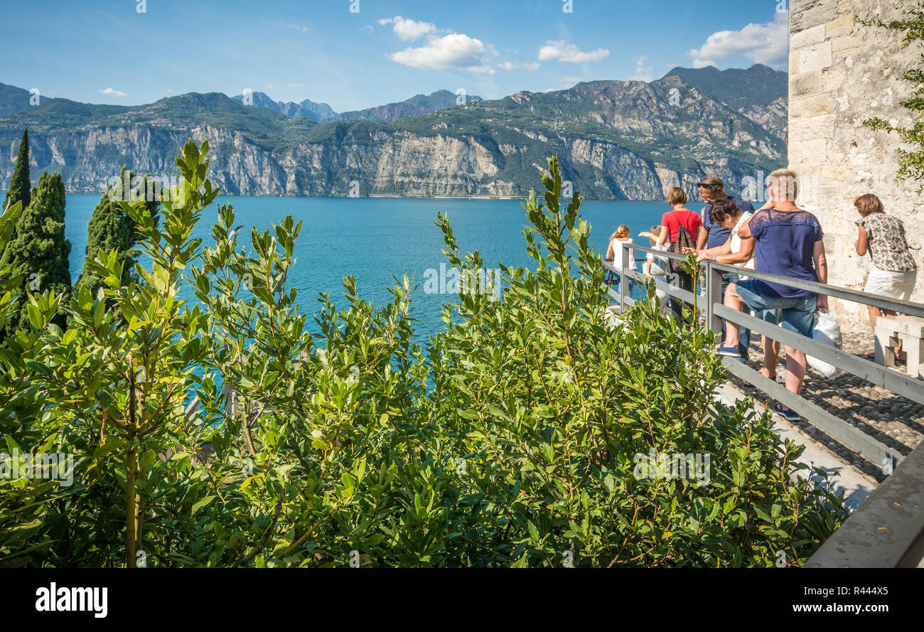 Blick auf den Gardasee von der Burg von Malcesine, Verona, Italien. Die Scaliger Burg ist entlang der malerischen Küste Stockfoto