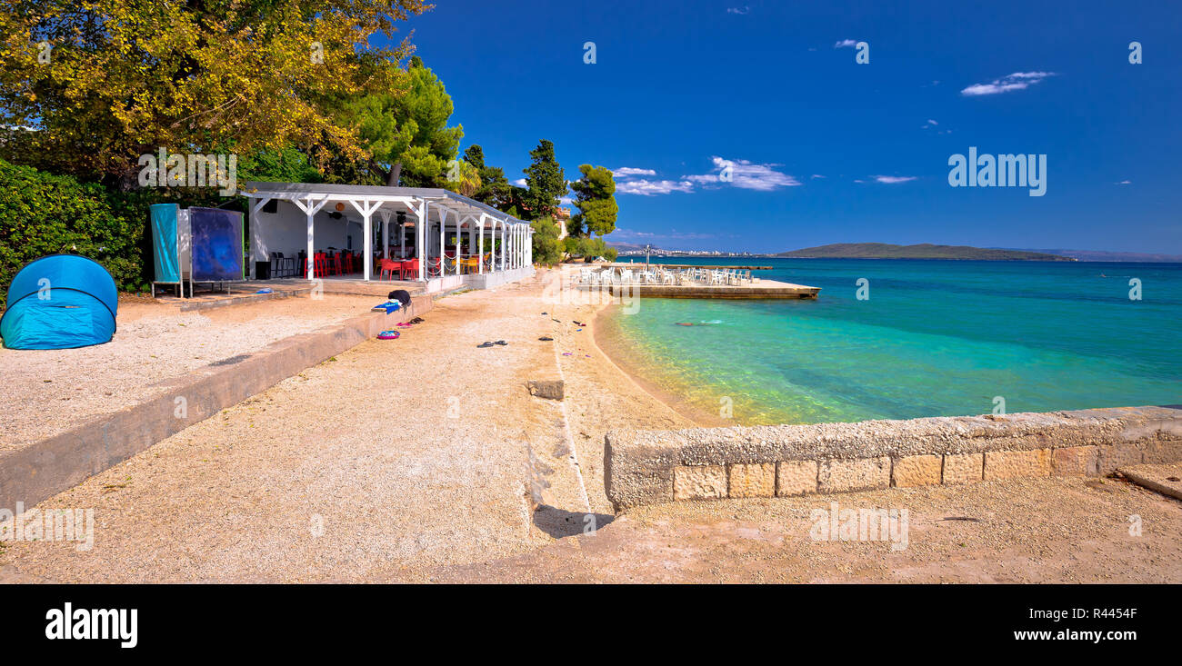 Idyllische türkis Strand und Bar in der Nähe von Split Panoramaaussicht, Kastela Bucht in Kroatien Stockfoto