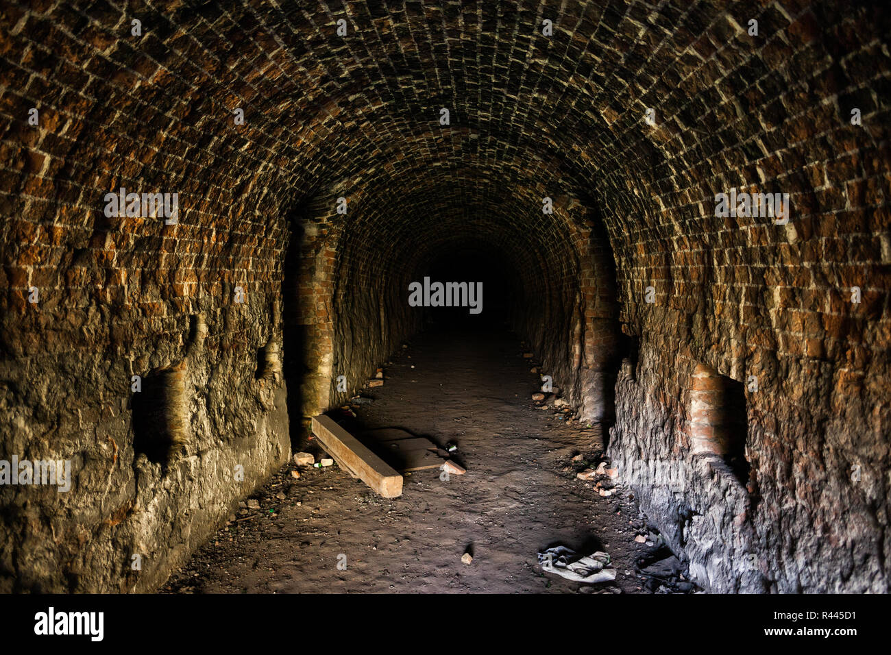 Grunge, Spooky gewölbte Gang in einem verlassenen Gebäude, urban Exploration, haunted Tunnel Scary suchen. Stockfoto