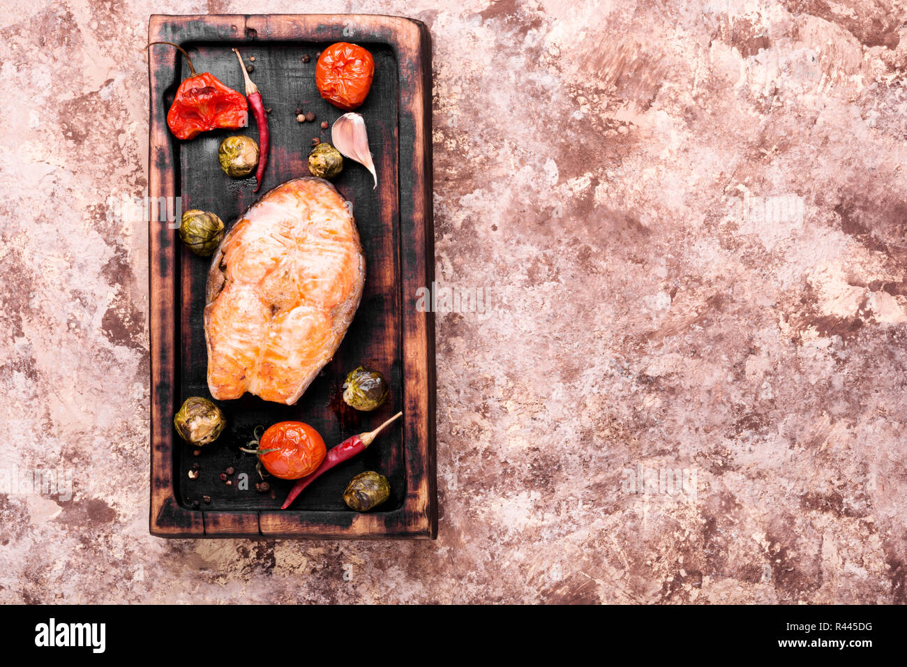 Gegrillter Lachs mit Tomaten, Paprika und Kohl. Fisch Steak mit Gemüse garnieren. Gegrillten Fisch. Schöne Festliche Schale Stockfoto