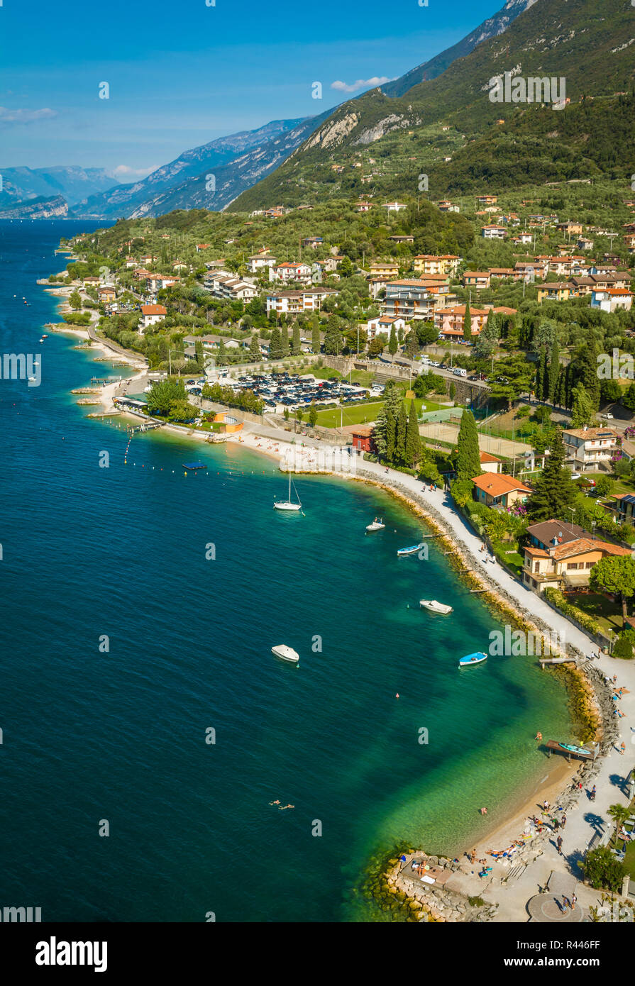 Stadt Malcesine am Gardasee Blick auf die Skyline, Region Venetien, Italien. Luftaufnahme, Ansicht von oben Stockfoto