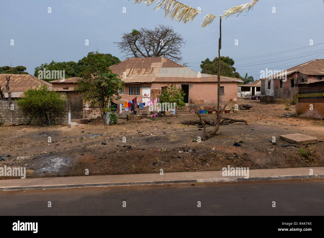 Haus in der Bandim Nachbarschaft in der Stadt Bissau, Guinea-Bissau. Guinea-bissau ist eines der ärmsten Länder der Welt. Stockfoto