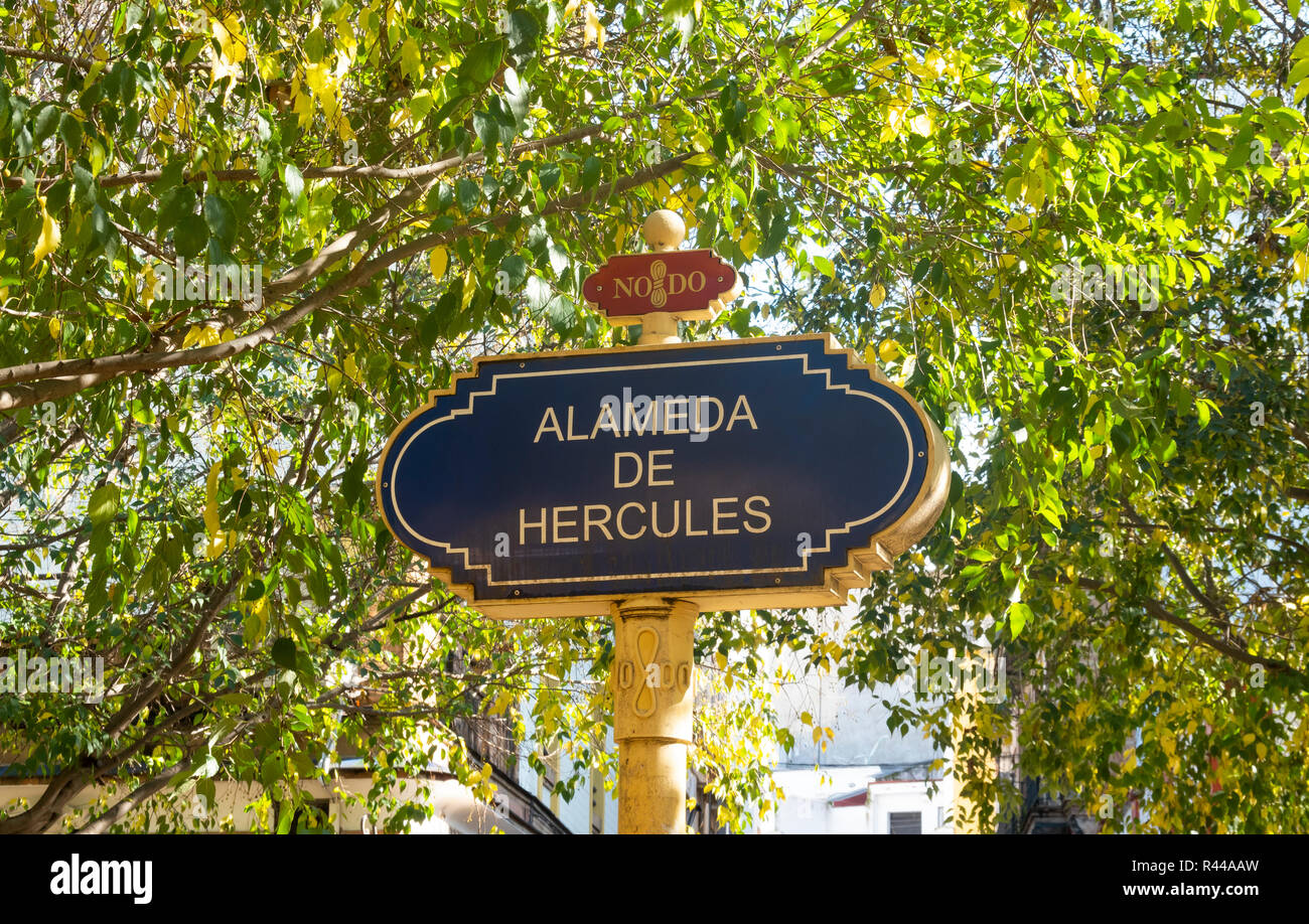 Straßenschild für die Alameda de Hercules, eine breite, mit Bäumen gesäumten Weg in Sevilla, Spanien Stockfoto