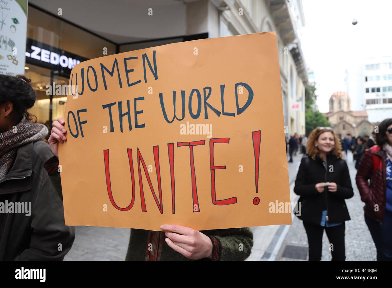 Athen, Griechenland. 24 Nov, 2018. Feministinnen und Frauenrechtlerinnen in Athen zur Förderung von Frauen und zur LGBTQI Rechte demonstrieren. Credit: George Panagakis/Pacific Press/Alamy leben Nachrichten Stockfoto