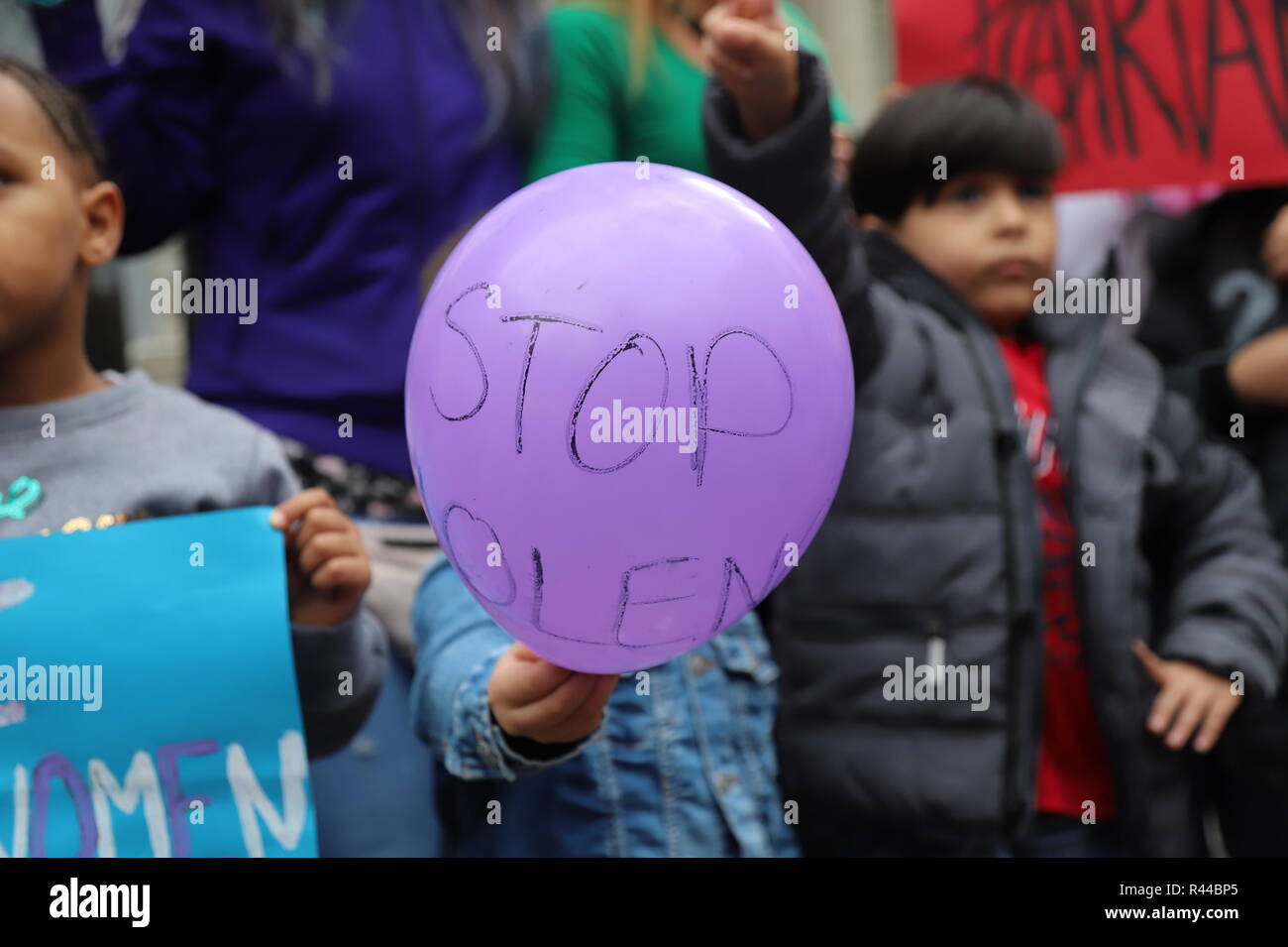 Athen, Griechenland. 24 Nov, 2018. Ein flüchtling Kinder hält einen Ballon mit der Phrase Gewalt'. Feministinnen und Frauenrechtlerinnen in Athen zur Förderung von Frauen und zur LGBTQI Rechte demonstrieren. Credit: George Panagakis/Pacific Press/Alamy leben Nachrichten Stockfoto