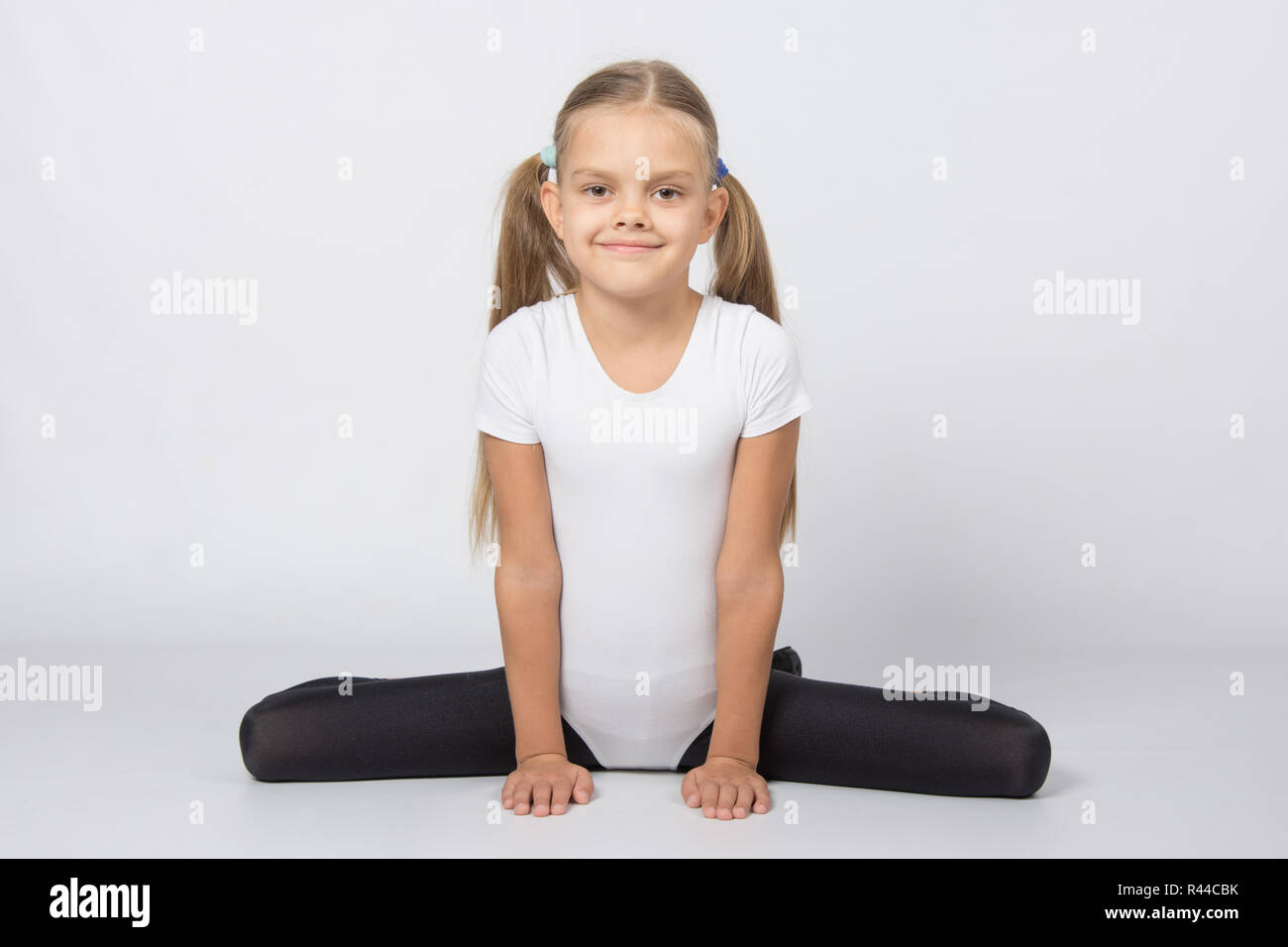 Mädchen Gymnast führt Übungen Frosch Stockfoto