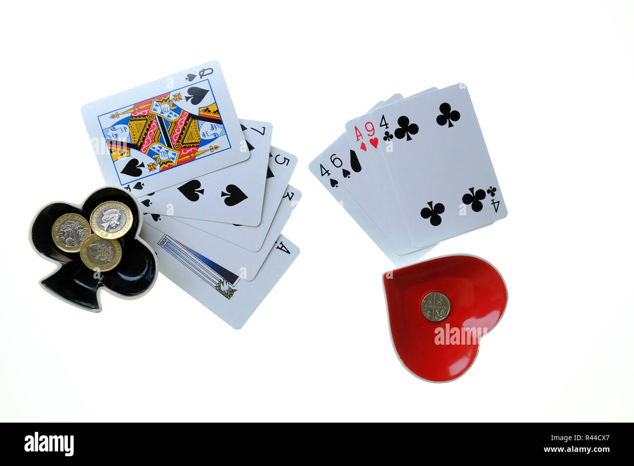 Gewinnen und verlieren. Die Karten von einem Spiel von Poker auf weißem Hintergrund mit Ace of Clubs und Herz Ass Stockfoto