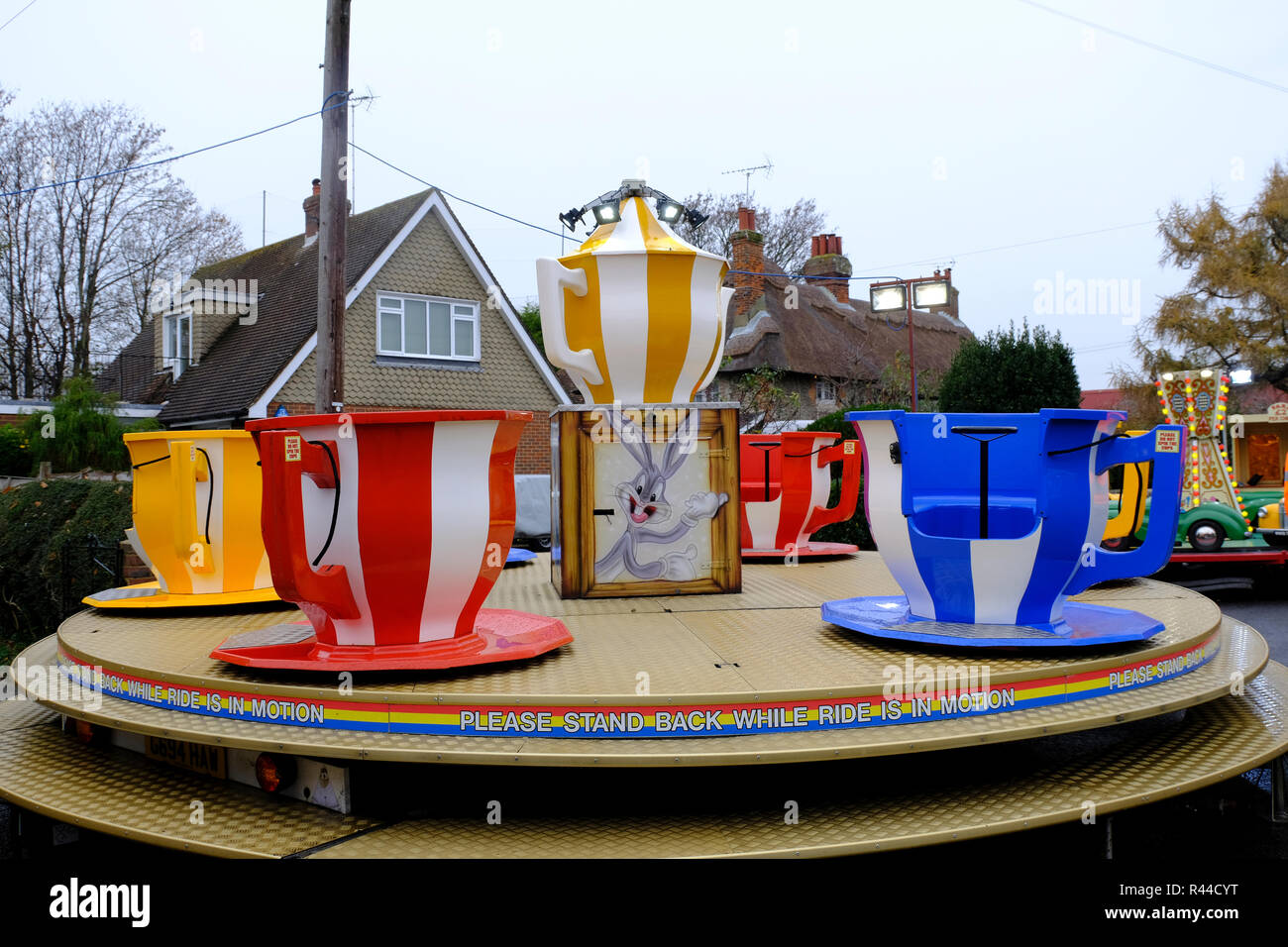 Mini Karussellfahrt Einrichten in der Hauptstraße als Teil der East Preston's Village Weihnachten feiern Stockfoto