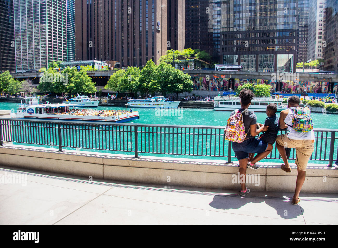 Junge afrikanische amerikanische Familie am Fluss Chicago River, Stockfoto