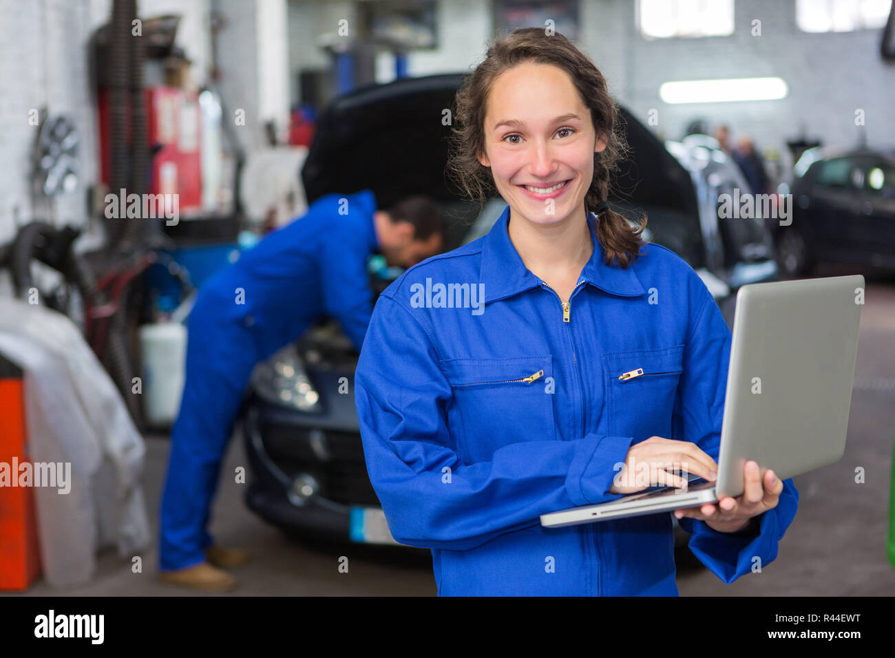 Junge attraktive Frau Mechaniker in der Garage arbeiten Stockfoto