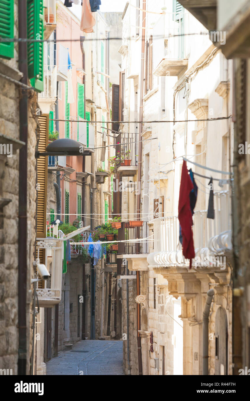 Molfetta, Apulien, Italien - Enge Lebensstil in den alten Gassen von Molfetta Stockfoto