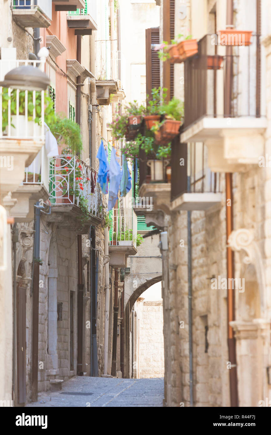 Molfetta, Apulien, Italien - alte Balkone und einen historischen Torbogen in einer Gasse von Molfetta Stockfoto