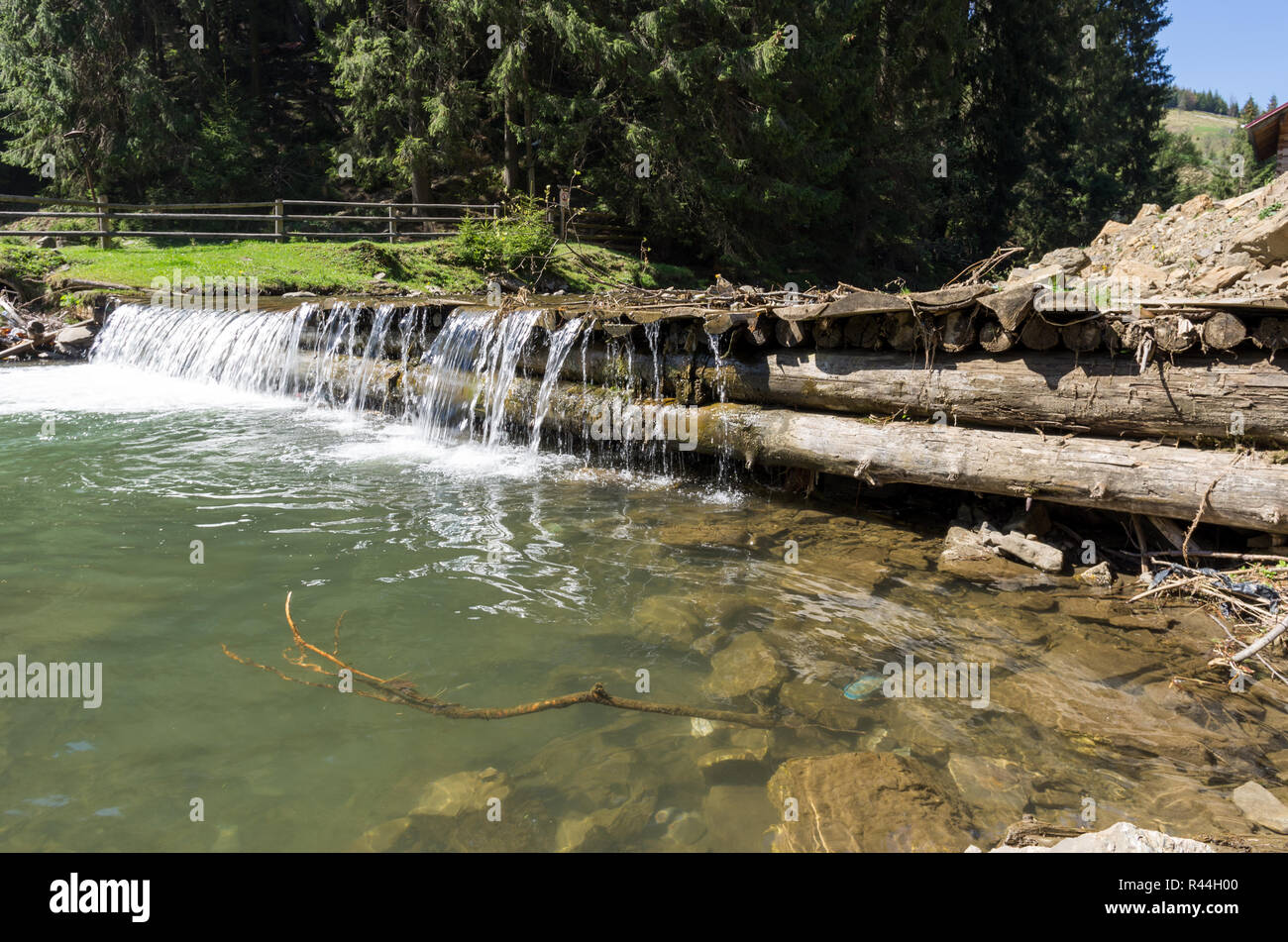Mountain River. Wasserfall. Damm am Fluss. Sonnigen Tag auf dem Fluss. Stockfoto