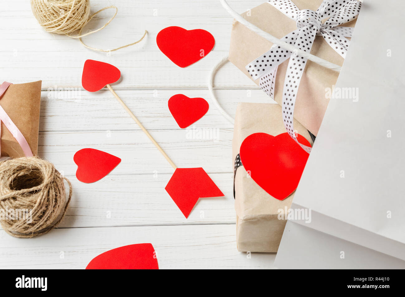 Geschenkboxen, Papier zu schneiden Herz und Shopping Bag auf weißem Holz- Hintergrund. Valentinstag-dekorationen Stockfoto