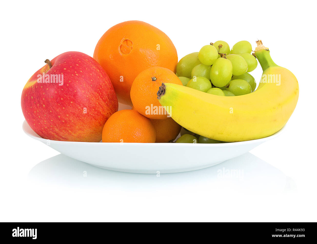 Schale mit frischem Obst auf weißem Hintergrund mit Schatten Reflexion  isoliert. Apfel orange Mandarine Traube und Banane in weiße Schüssel  Stockfotografie - Alamy