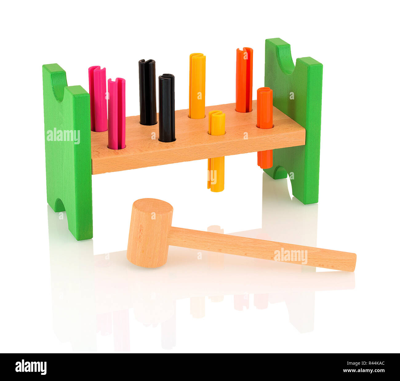 Holz- Hammer und Nagel Spielzeug für Kinder auf weißem Hintergrund mit Schatten Reflexion isoliert. Klassische und populäre stampfenden Spielzeug. Werkzeug für die jungen Karpfen Stockfoto