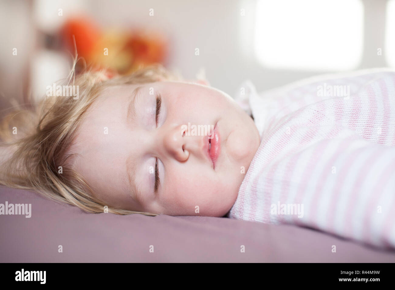 Friedliche Gesicht Des Babys Schlafen Stockfotografie Alamy